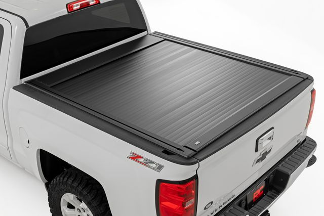 Rough Country Manual Retractable Bed Cover | 5'9" Bed | Chevy/GMC 1500 (14-18 & Classic)