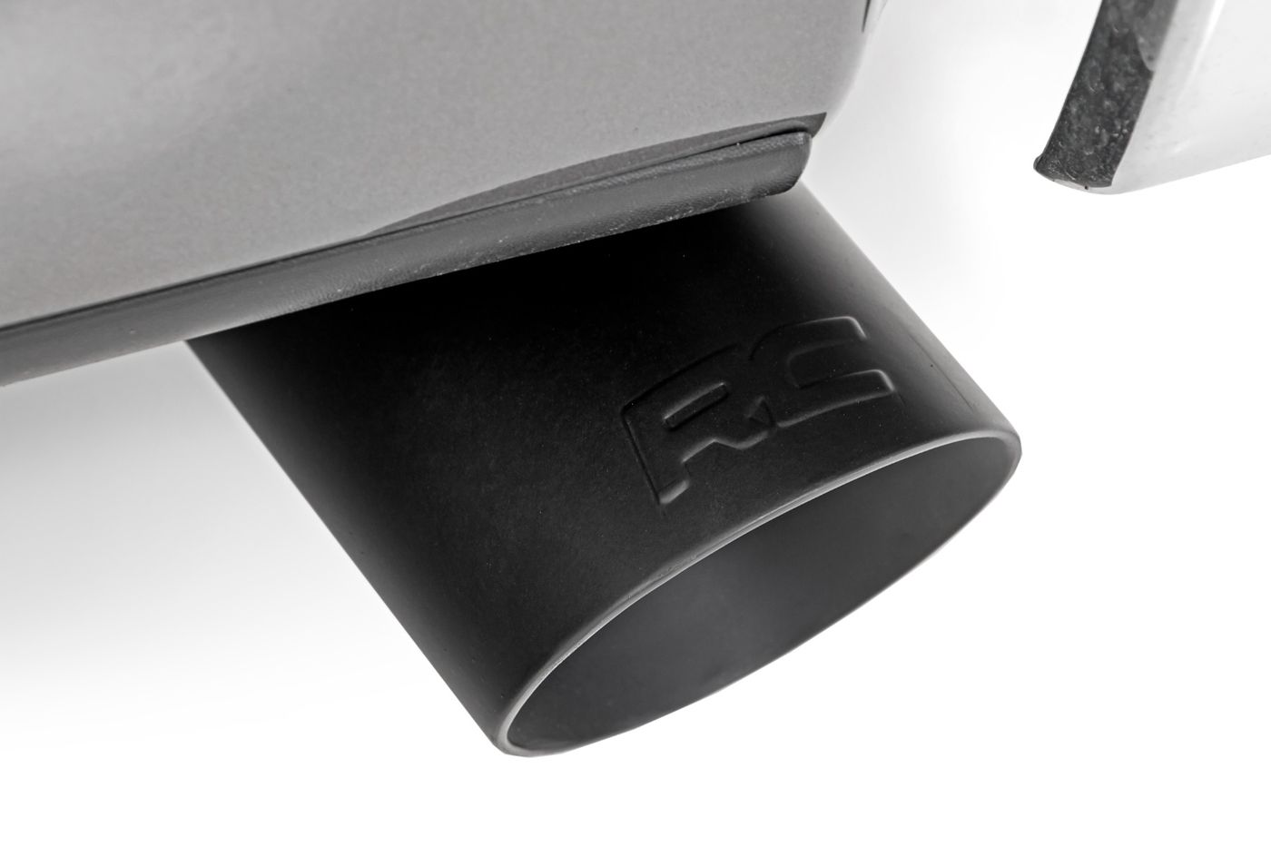 Rough Country Exhaust Tip | Black | RC Logo | 2.5-3.125 Inch Pipe